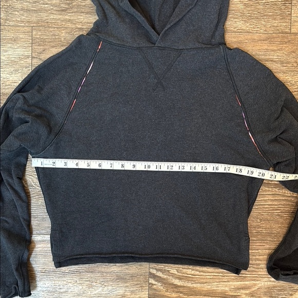 Lululemon Heathered Black Cropped Please Me Pullover Women's est Size 8 - Picture 5 of 9